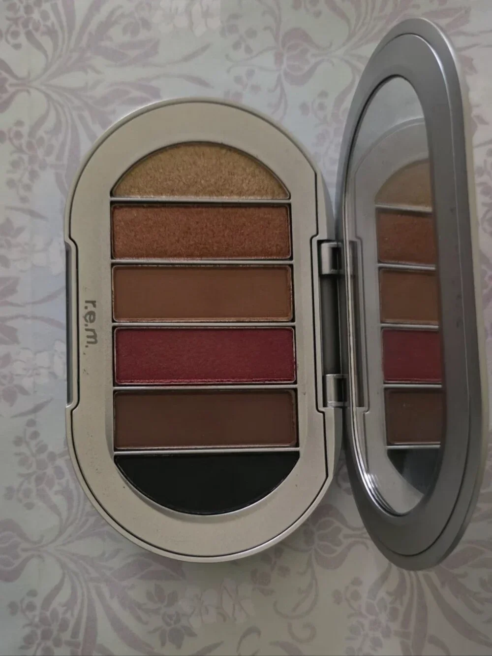 R.E.M. Beauty (Ariana Grande) Midnight Shadows Eyeshadow Palette in Principessa